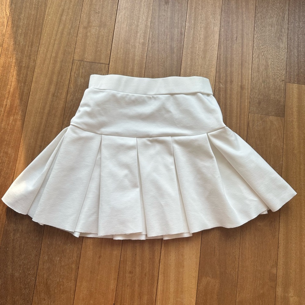 Lioness pleated white mini skirt